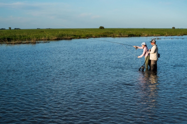 Pesca en el Ro Paran abordo del Golden Dorado River Cruiser